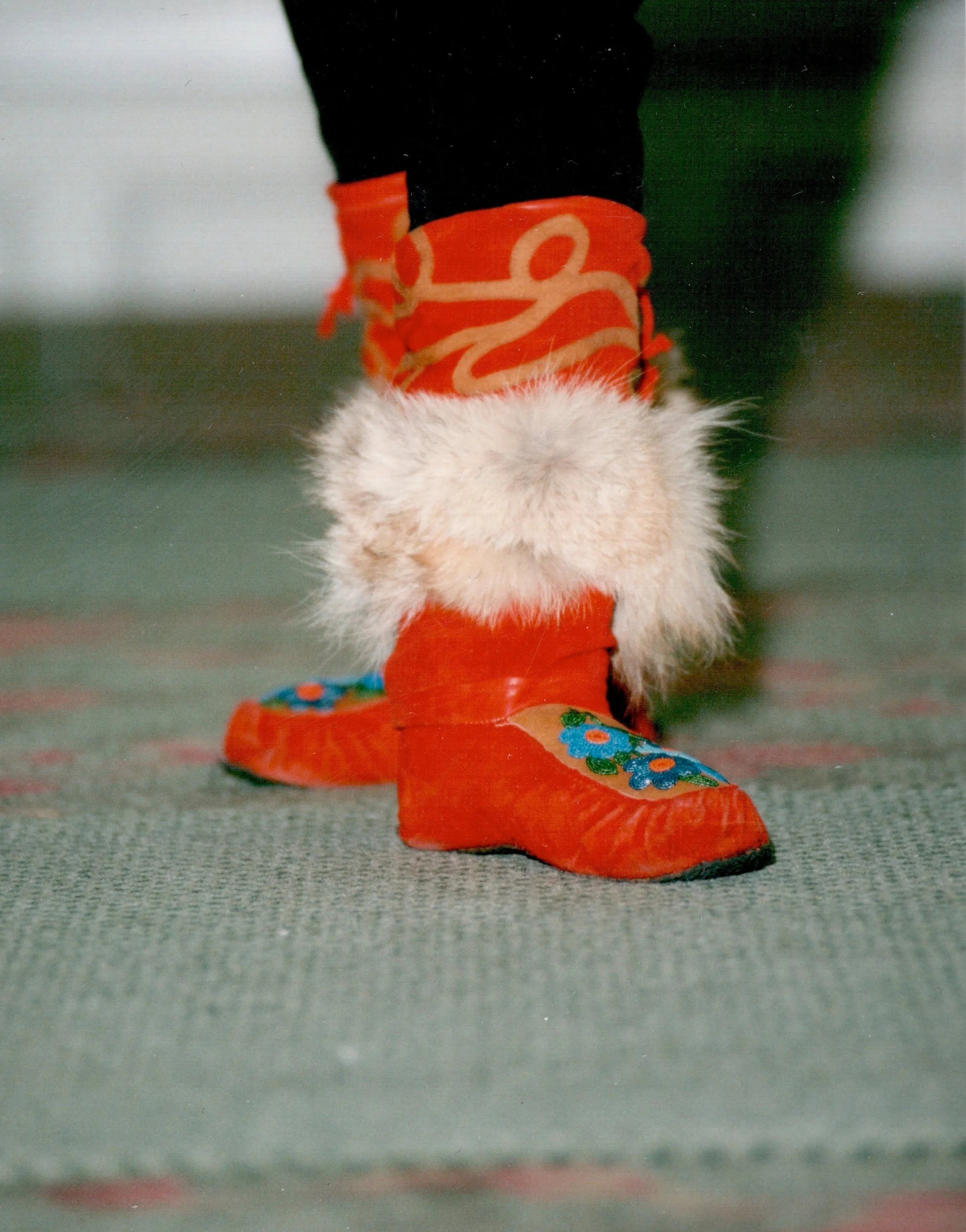 #901 MAKING MOCCASINS AND MUKLUKS BY LINDA MACPHEE
